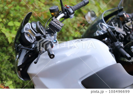 駐車中のオートバイ 108496699