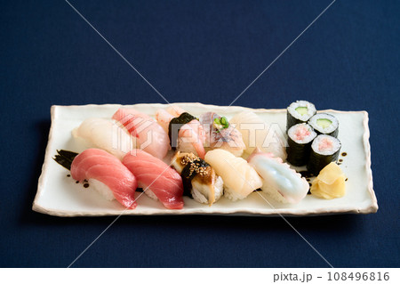 さらに盛られた寿司 108496816