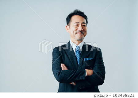 腕組みをするビジネスマン（グレーバック） 108496823