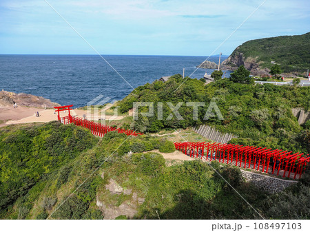 元乃隅神社の赤い鳥居 元乃隅神社の赤い鳥居 108497103