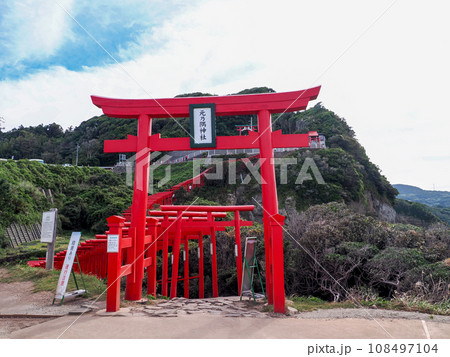 元乃隅神社の赤い鳥居 元乃隅神社の赤い鳥居 108497104
