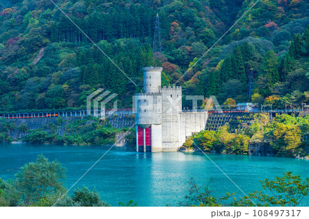 富山県黒部市　新柳河原発電所と柳橋駅 108497317