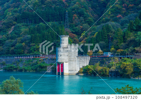 富山県黒部市　新柳河原発電所と柳橋駅 108497320
