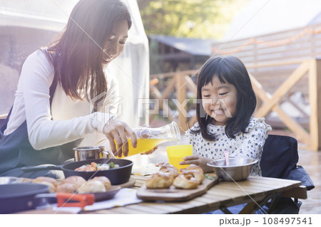 グランピング施設で朝食を食べる家族イメージ グランピング施設で朝食を食べる家族イメージ 108497541