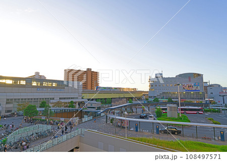 【大阪府】10月・大日駅前の街風景 108497571