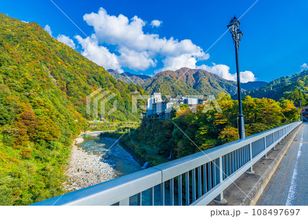 黒部峡谷の山並みと宇奈月温泉 黒部峡谷の山並みと宇奈月温泉 108497697