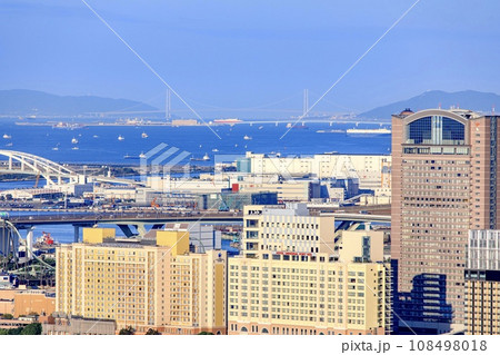 大阪府、ユニバーサルシティと明石海峡大橋方面の風景 108498018