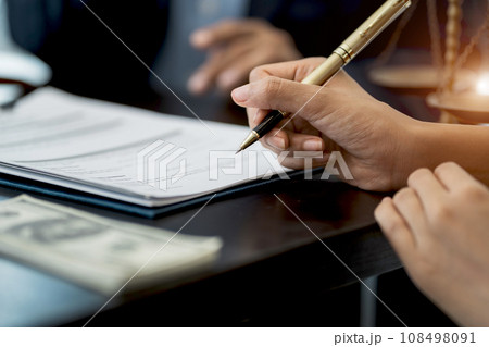 Legal counsel presents to the client a signed contract with legal law. 108498091