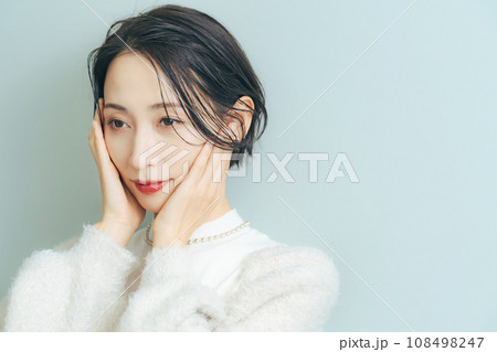 ミドル女性のスキンケアイメージ　美容　コスメ 108498247