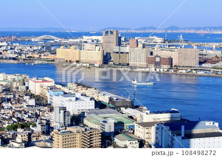 大阪府、ユニバーサルシティと明石海峡大橋方面の風景 108498272