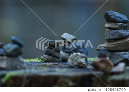 禅宗の積み石、子供の供養を祈る仏教の伝統 禅宗の積み石、子供の供養を祈る仏教の伝統 108498709