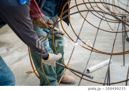 Blacksmith Technicians are welding several curve wires to form a structure. 108499235