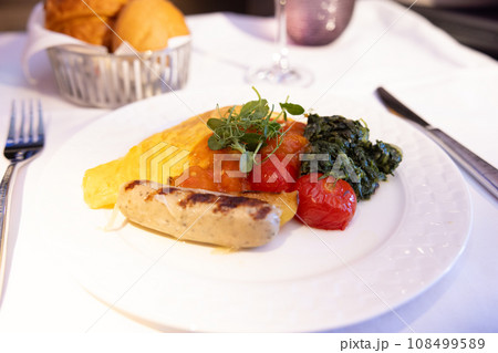 ビジネスクラスの美味しい機内食のオムレツ 108499589