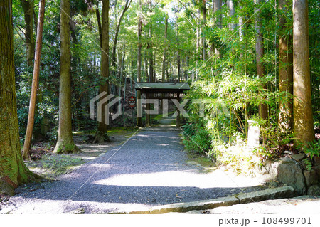 京都・正伝寺(方丈の前庭、枯山水、比叡山の借景式庭園) 京都・正伝寺(方丈の前庭、枯山水、比叡山の借景式庭園) 108499701