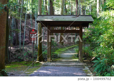 京都・正伝寺(方丈の前庭、枯山水、比叡山の借景式庭園) 京都・正伝寺(方丈の前庭、枯山水、比叡山の借景式庭園) 108499702