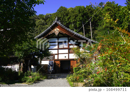 京都・正伝寺(方丈の前庭、枯山水、比叡山の借景式庭園) 京都・正伝寺(方丈の前庭、枯山水、比叡山の借景式庭園) 108499711