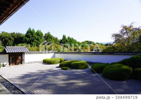 京都・正伝寺（方丈の前庭、枯山水、比叡山の借景式庭園） 108499719