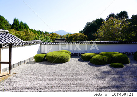 京都・正伝寺（方丈の前庭、枯山水、比叡山の借景式庭園） 108499721