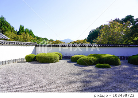 京都・正伝寺（方丈の前庭、枯山水、比叡山の借景式庭園） 108499722