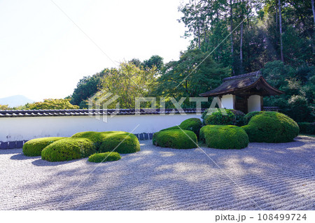 京都・正伝寺（方丈の前庭、枯山水、比叡山の借景式庭園） 108499724