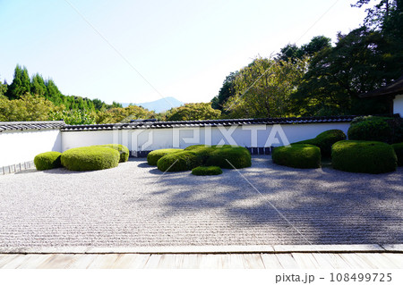 京都・正伝寺（方丈の前庭、枯山水、比叡山の借景式庭園） 108499725