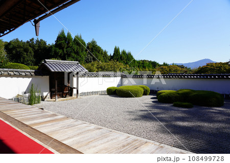 京都・正伝寺（方丈の前庭、枯山水、比叡山の借景式庭園） 108499728