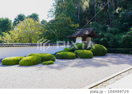 京都・正伝寺（方丈の前庭、枯山水、比叡山の借景式庭園） 108499729