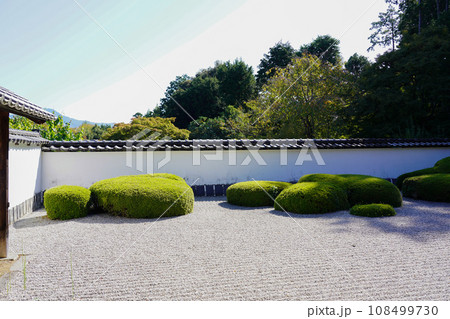 京都・正伝寺（方丈の前庭、枯山水、比叡山の借景式庭園） 108499730
