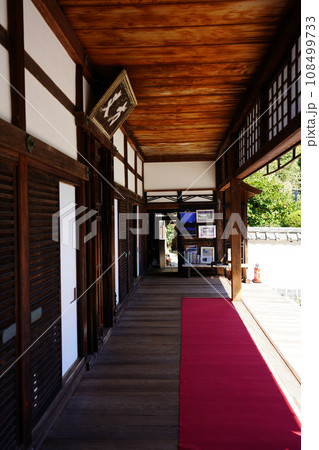 京都・正伝寺(方丈の前庭、枯山水、比叡山の借景式庭園) 京都・正伝寺(方丈の前庭、枯山水、比叡山の借景式庭園) 108499733
