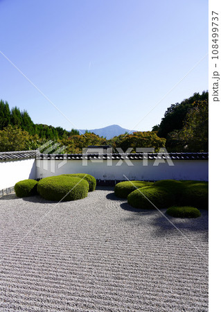 京都・正伝寺(方丈の前庭、枯山水、比叡山の借景式庭園) 京都・正伝寺(方丈の前庭、枯山水、比叡山の借景式庭園) 108499737