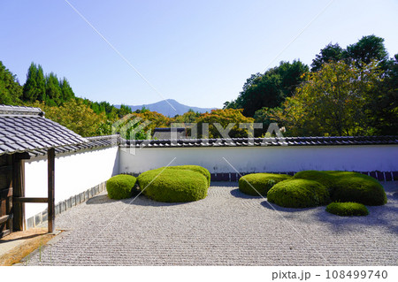 京都・正伝寺(方丈の前庭、枯山水、比叡山の借景式庭園) 京都・正伝寺(方丈の前庭、枯山水、比叡山の借景式庭園) 108499740