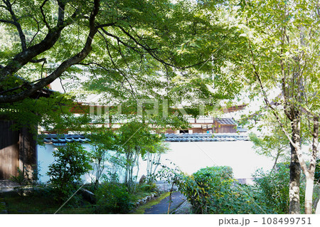 京都・正伝寺（方丈の前庭、枯山水、比叡山の借景式庭園） 108499751