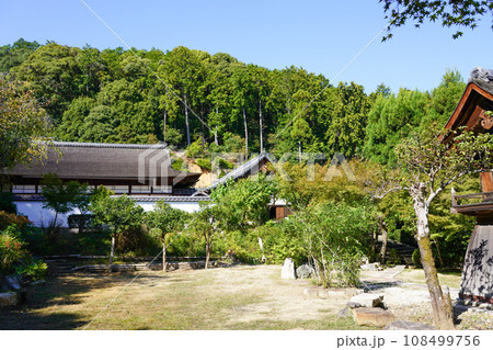 京都・正伝寺(方丈の前庭、枯山水、比叡山の借景式庭園) 京都・正伝寺(方丈の前庭、枯山水、比叡山の借景式庭園) 108499756
