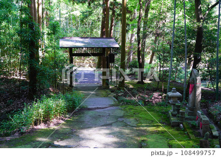 京都・正伝寺(方丈の前庭、枯山水、比叡山の借景式庭園) 京都・正伝寺(方丈の前庭、枯山水、比叡山の借景式庭園) 108499757