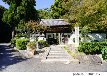 京都・正伝寺（方丈の前庭、枯山水、比叡山の借景式庭園） 108499762