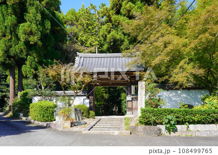 京都・正伝寺（方丈の前庭、枯山水、比叡山の借景式庭園） 108499765
