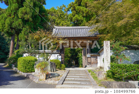 京都・正伝寺(方丈の前庭、枯山水、比叡山の借景式庭園) 京都・正伝寺(方丈の前庭、枯山水、比叡山の借景式庭園) 108499766