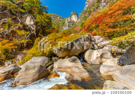 秋の昇仙峡 絶景の渓谷 (山梨県) 秋の昇仙峡 絶景の渓谷 (山梨県) 108500100