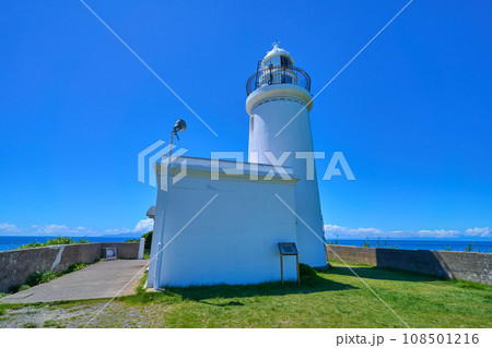 千葉県館山市の洲崎灯台(すのさきとうだい)の東側(海側)から見る 千葉県館山市の洲崎灯台(すのさきとうだい)の東側(海側)から見る 108501216