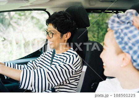 ドライブをするカップル 108501225