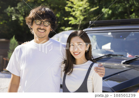 キャンプ場の前で並ぶ仲良し夫婦 108501239