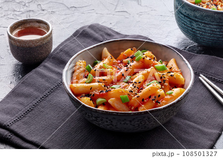 Tteokbokki or topokki, Korean street food, spicy rice cakes 108501327