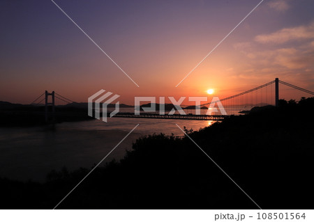 瀬戸大橋と夕日を望む 瀬戸大橋と夕日を望む 108501564