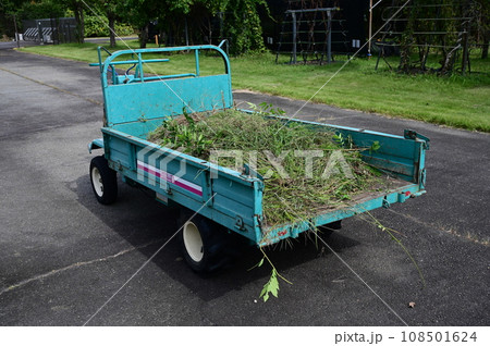 刈った草を運ぶパワカート 108501624