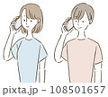 笑顔で電話する人 108501657