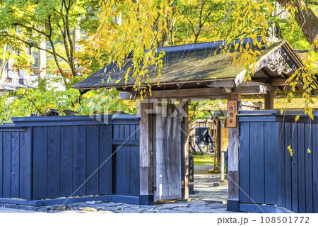 秋の角館武家屋敷通り（岩橋家）紅葉の風景　秋田県仙北市 108501772