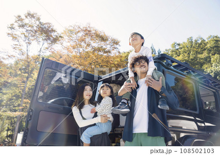 グランピング施設に到着した家族 108502103