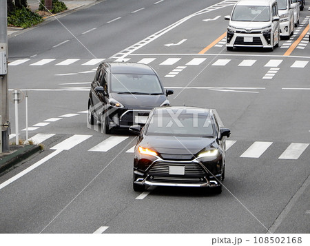 交差点を右折してくる自動車 108502168
