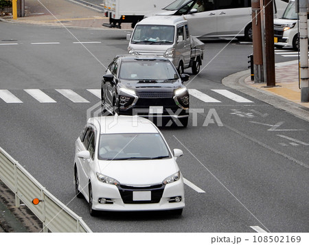 交差点を左折する自動車 交差点を左折する自動車 108502169