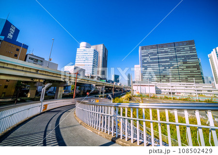 日本の横浜都市景観 みなとみらい21地区とを結ぶ「高島歩道橋」 108502429